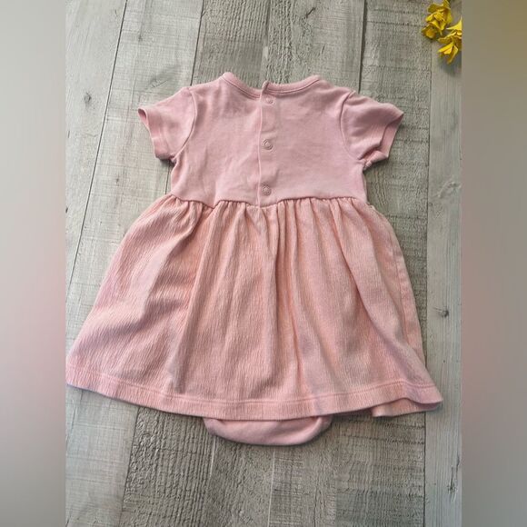 Organic and sustainable cotton. 100% cotton.  Snaps at bottom and back for easy - Picture 6 of 6